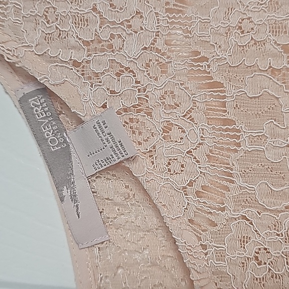 Lace dress - Picture 2 of 4